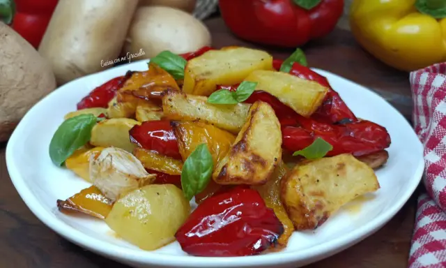 Peperoni e patate croccanti cotti in friggitrice ad aria, guarniti con basilico fresco.