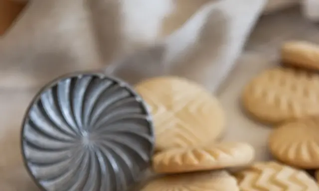 Stampo per biscotti e deliziosi biscotti con farina di riso, pronti per essere gustati.