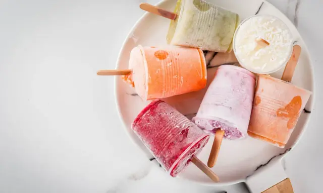 Variopinti ghiaccioli di frutta frullata senza zucchero, un'esplosione di gusto fresco e naturale.