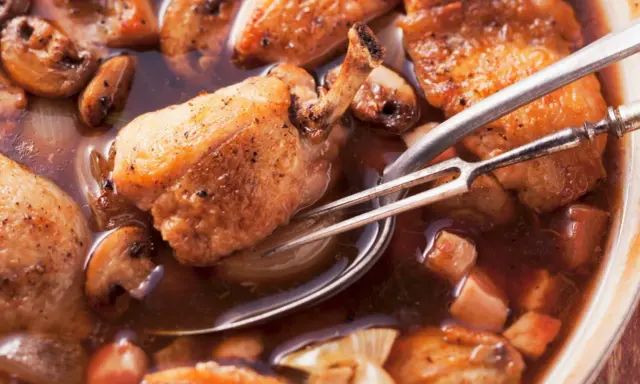 Succulento pollo alla birra con funghi e cipolle, pronto per essere servito.
