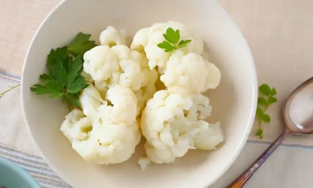 Cavolfiore bollito, tenero e profumato, pronto per essere gustato. Un contorno semplice e salutare.