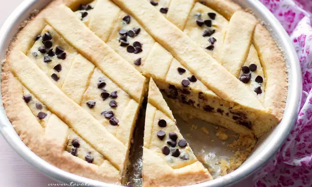 Deliziosa crostata di ricotta con gocce di cioccolato, un classico intramontabile per ogni occasione.