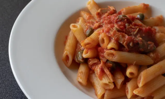Penne al sugo di tonno e pomodorini, un piatto semplice e gustoso, pronto per essere assaporato.