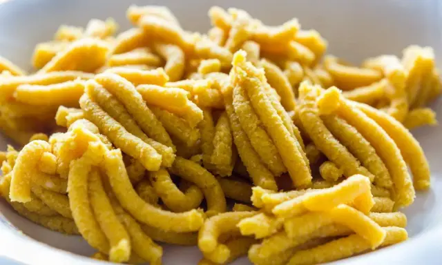 Passatelli asciutti, un classico delle ricette romagnole, pronti per essere conditi.