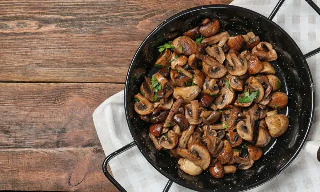 Funghi in padella, dorati e profumati, pronti per essere gustati. Un contorno semplice e saporito.