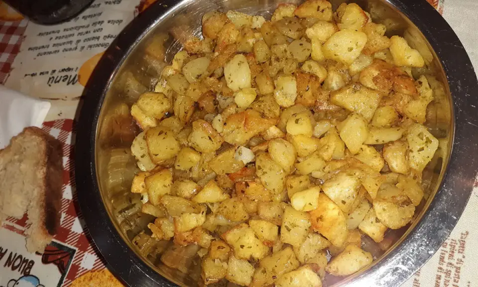 Patate arrosto dorate e profumate, un classico per ogni ricetta con patate. Perfette da gustare con pane fresco.