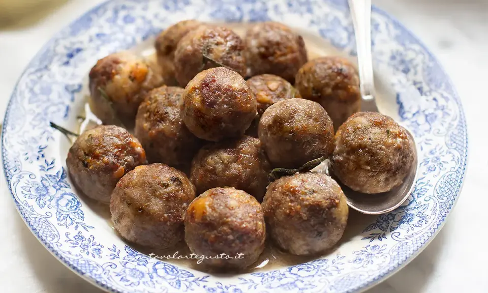 Polpette dorate e succulente in friggitrice ad aria, servite su un piatto decorato.
