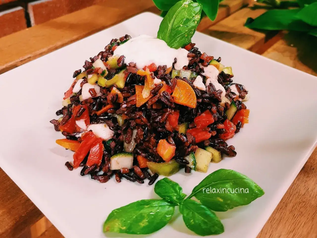 Insalata di riso Venere con verdure colorate e un ciuffo di yogurt. Fresca e gustosa, perfetta per un pasto leggero.