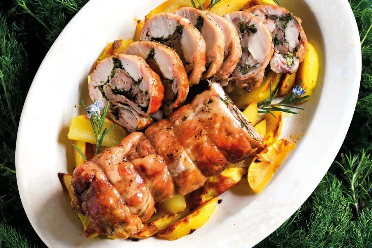 Coniglio in porchetta, un arrosto succulento con patate croccanti e erbe aromatiche.