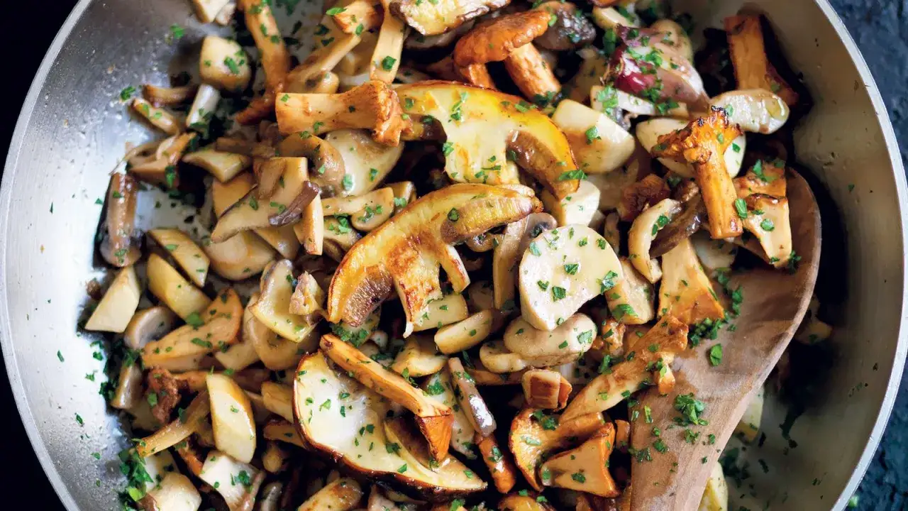 Un misto di funghi freschi, tagliati e saltati in padella con prezzemolo tritato. Un piatto semplice e gustoso.