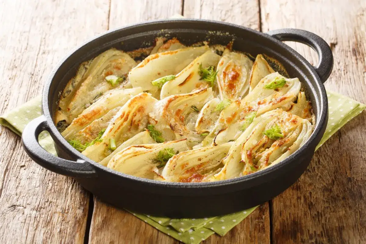 Finocchi in padella, dorati e profumati, pronti per essere gustati. Un contorno semplice e saporito.