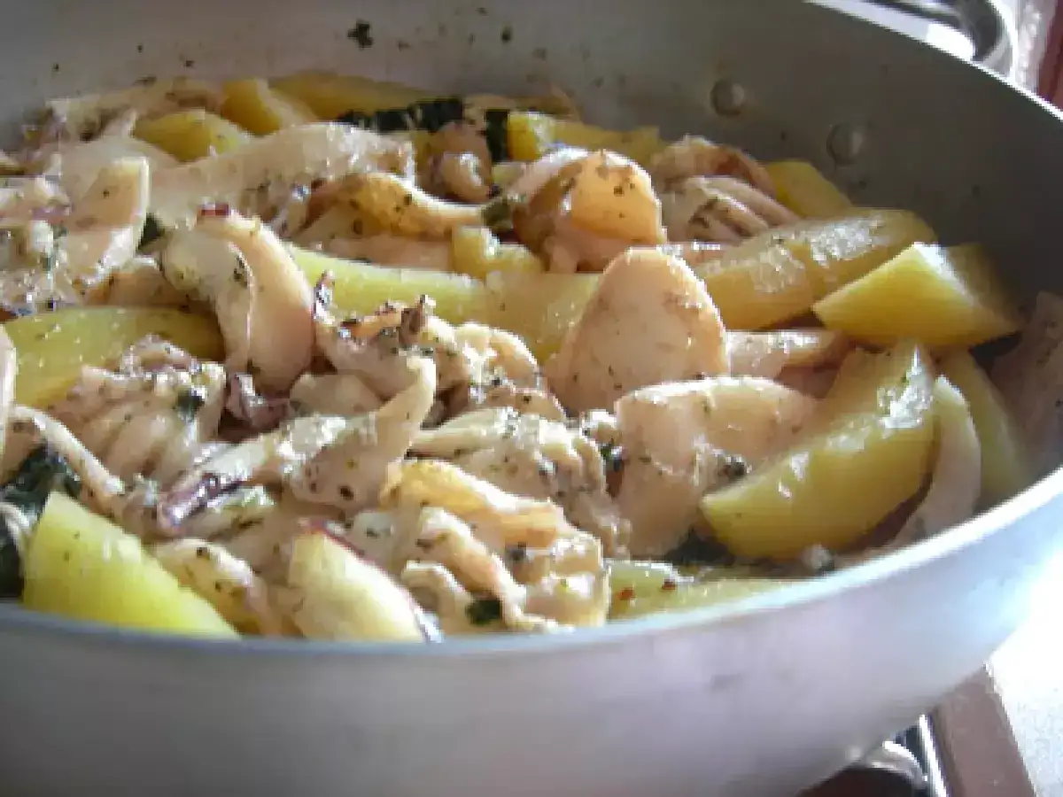 Un saporito piatto di seppie e patate cotte in padella, condite con erbe aromatiche.