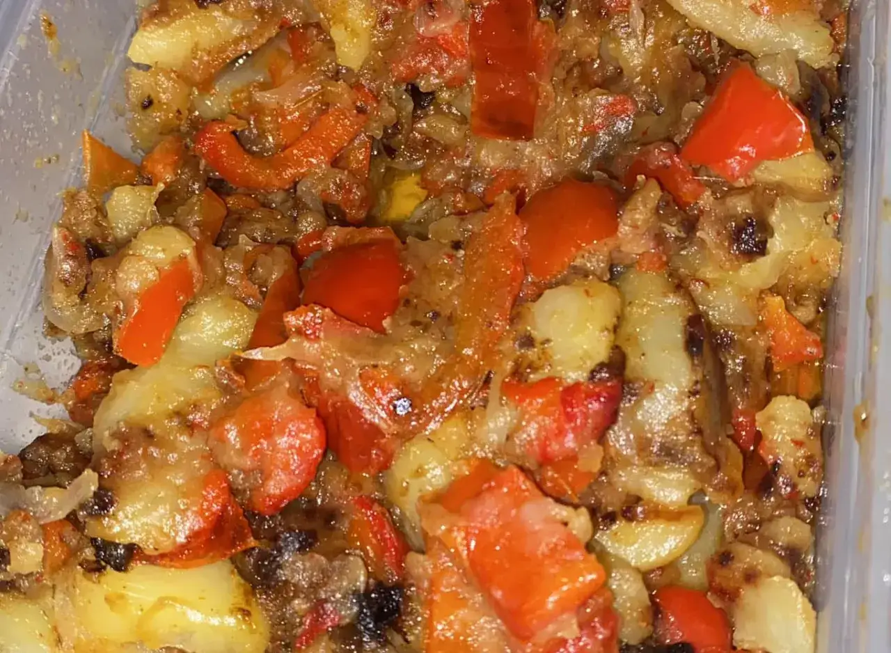 Patate e peperoni in padella, un contorno saporito e colorato, pronto per essere gustato.