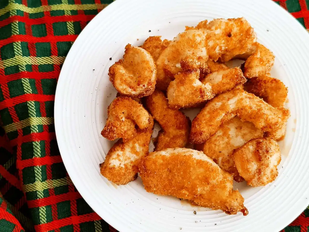 Straccetti di pollo dorati e croccanti, cotti alla perfezione nella friggitrice ad aria. Un piatto gustoso e leggero, pronto per essere gustato.