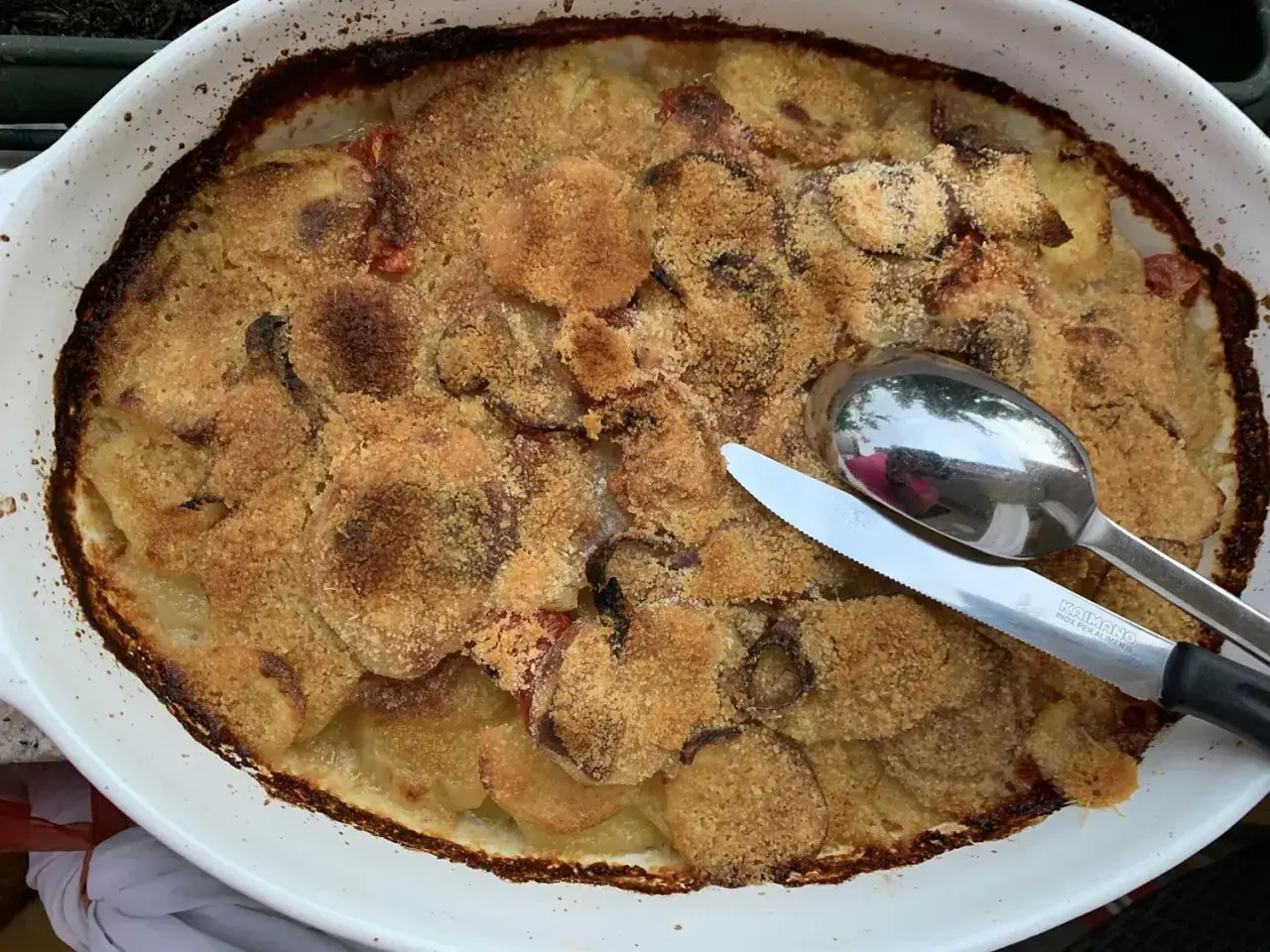 Gratin di patate dorato e croccante, pronto per essere servito. Una deliziosa ricetta con patate che invita a gustare.