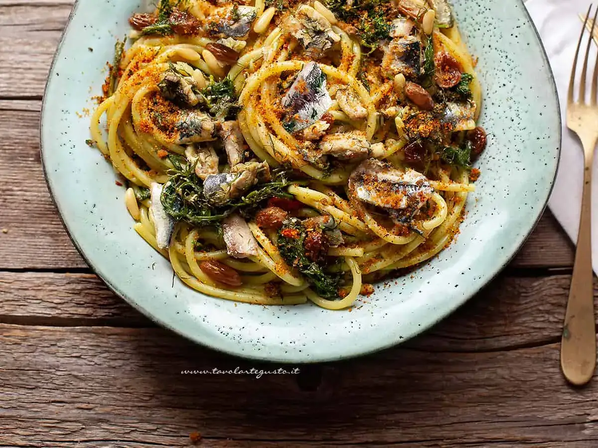 Un piatto di spaghetti con le sarde, un classico della cucina siciliana. Una ricetta pasta con le sarde semplice e gustosa, perfetta per un pranzo veloce.