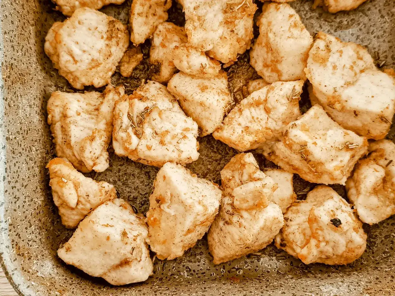 Bocconcini di pollo in friggitrice ad aria, dorati e succulenti, pronti per essere gustati.