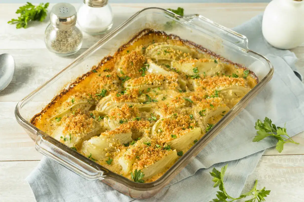 Finoçchi gratinati al forno, un piatto invitante con croccante panatura e prezzemolo fresco. Perfetto da servire con un cucchiaio d'argento.