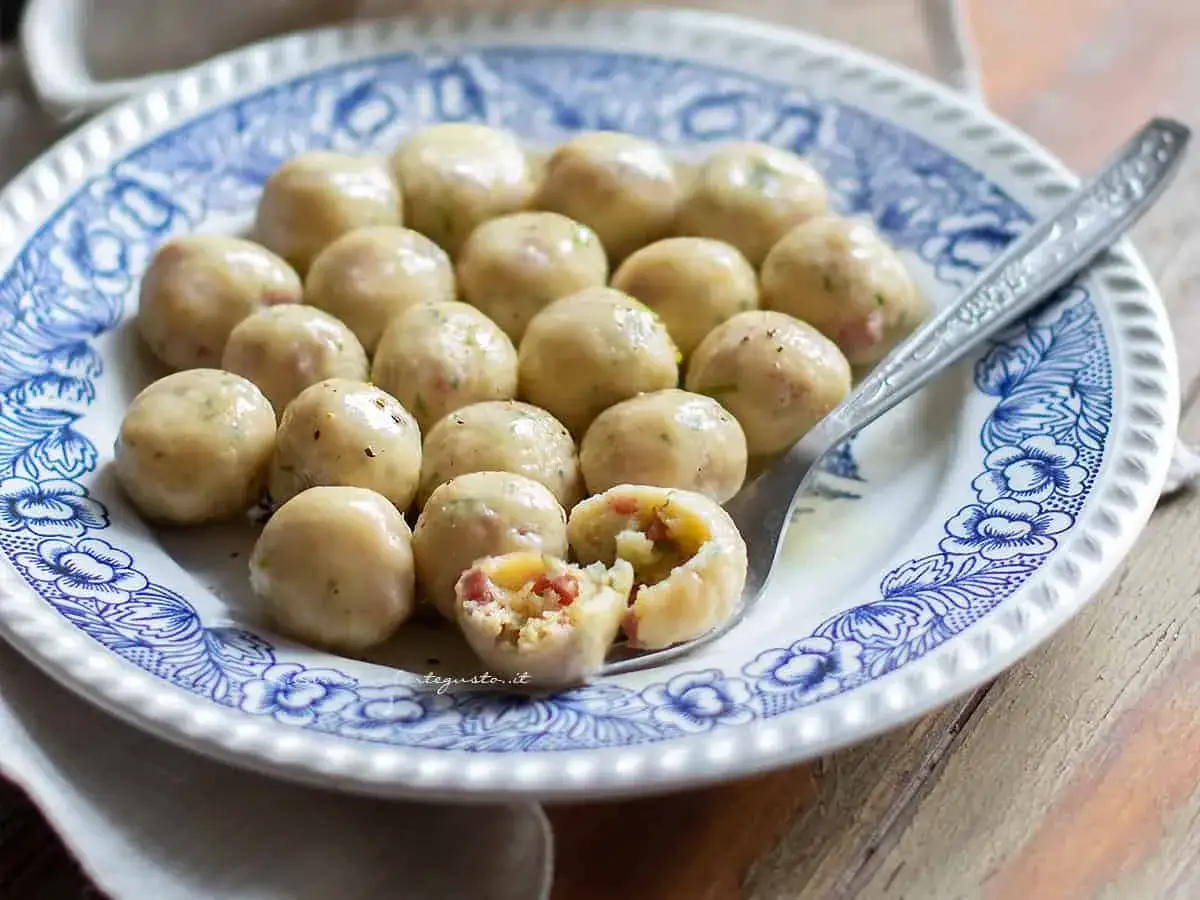 Un piatto di gnocchi di pane, morbidi e saporiti, con un ripieno invitante. Perfetti per un pranzo gustoso.