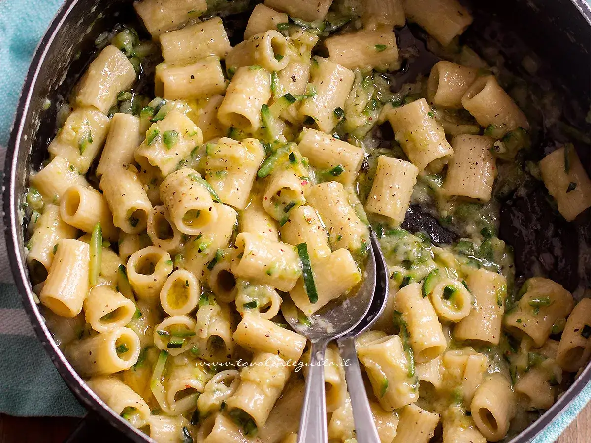Primo piatto cremoso di pasta con zucchine, condita con un sugo leggero e saporito.