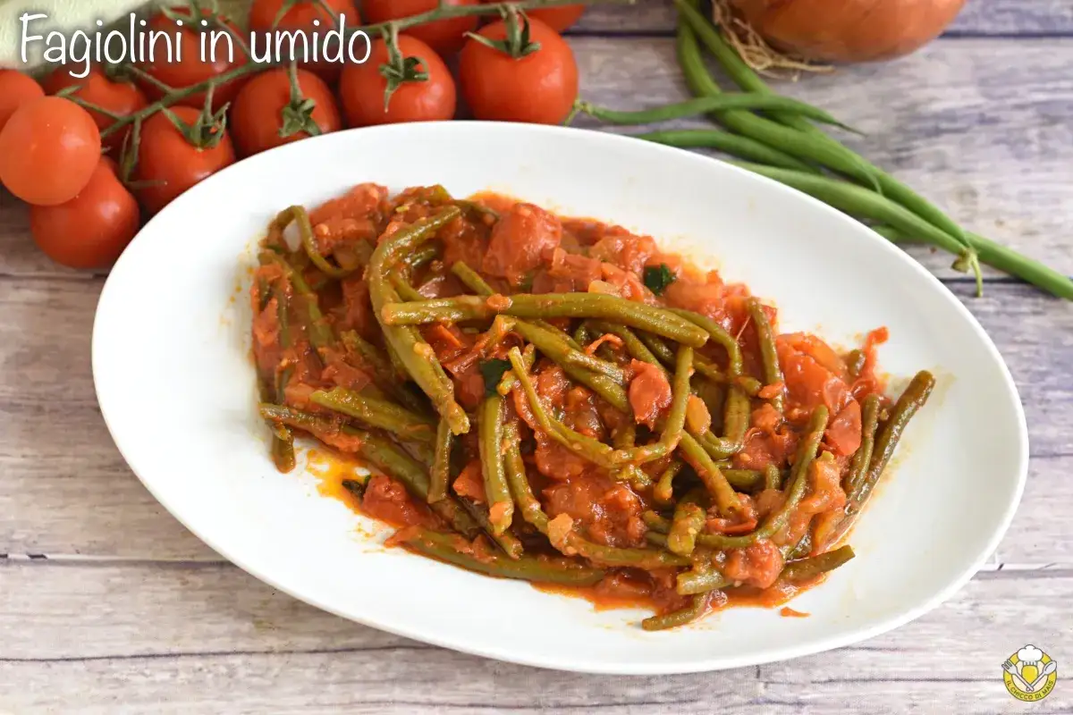 Fagiolini in umido, un contorno saporito con pomodoro e cipolla, pronto per essere gustato.