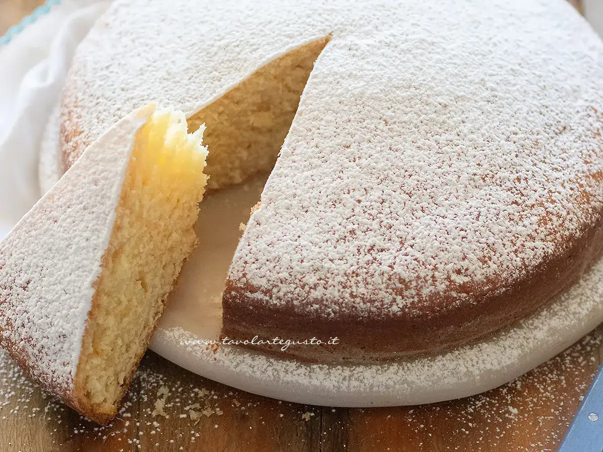 Torta soffice e profumata, una deliziosa torta senza uova cosparsa di zucchero a velo.