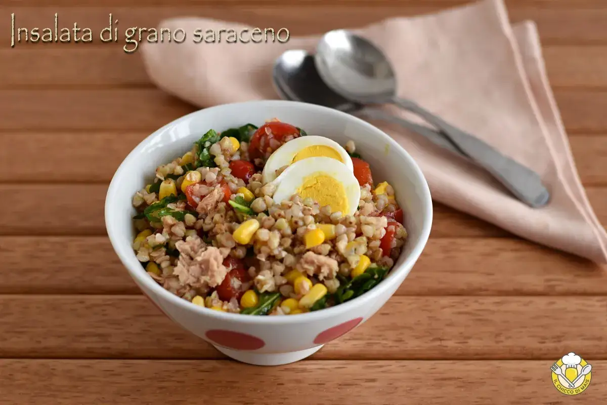 Insalata di grano saraceno con uova sode, tonno, pomodorini e mais. Un piatto fresco e nutriente.