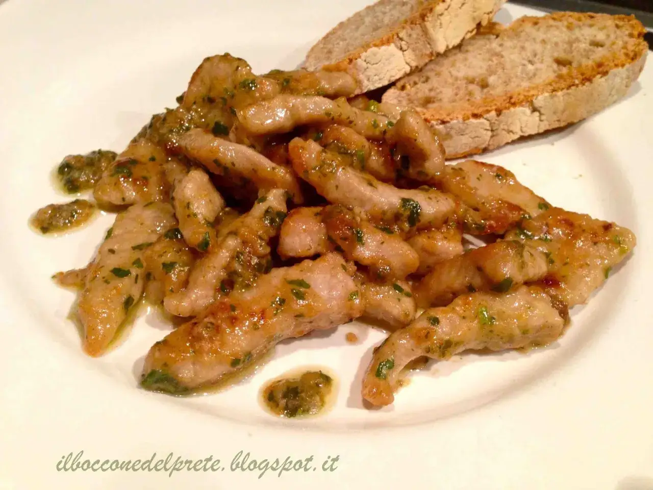 Straccetti di vitello succulenti, conditi con erbe aromatiche, serviti con fette di pane tostato. Un piatto semplice e gustoso.