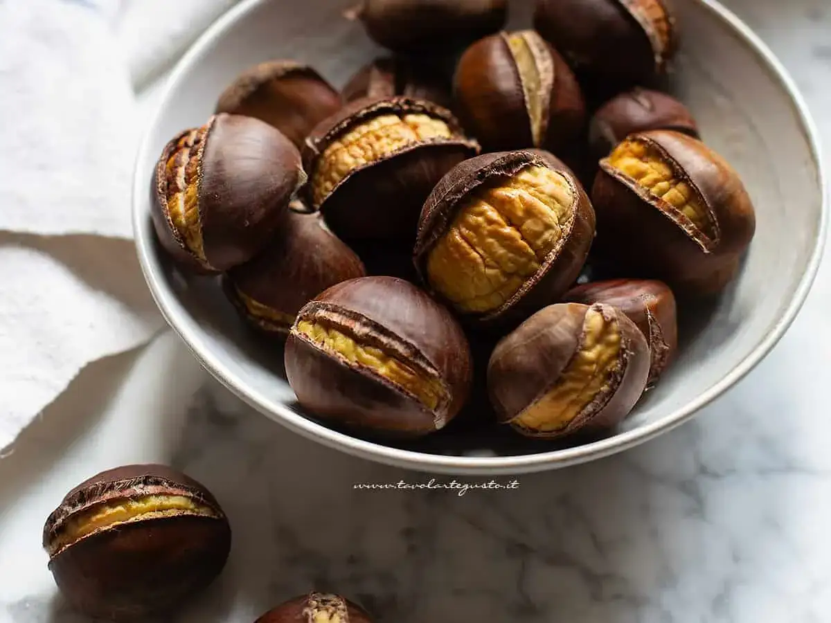 Castagne in friggitrice ad aria, pronte per essere gustate. Un'esplosione di sapore autunnale.