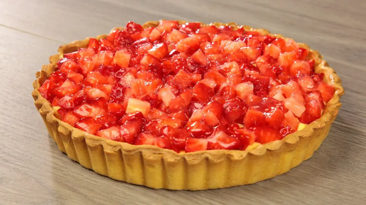 Deliziosa crostata di fragole con una base dorata e un ripieno succoso di fragole fresche glassate.