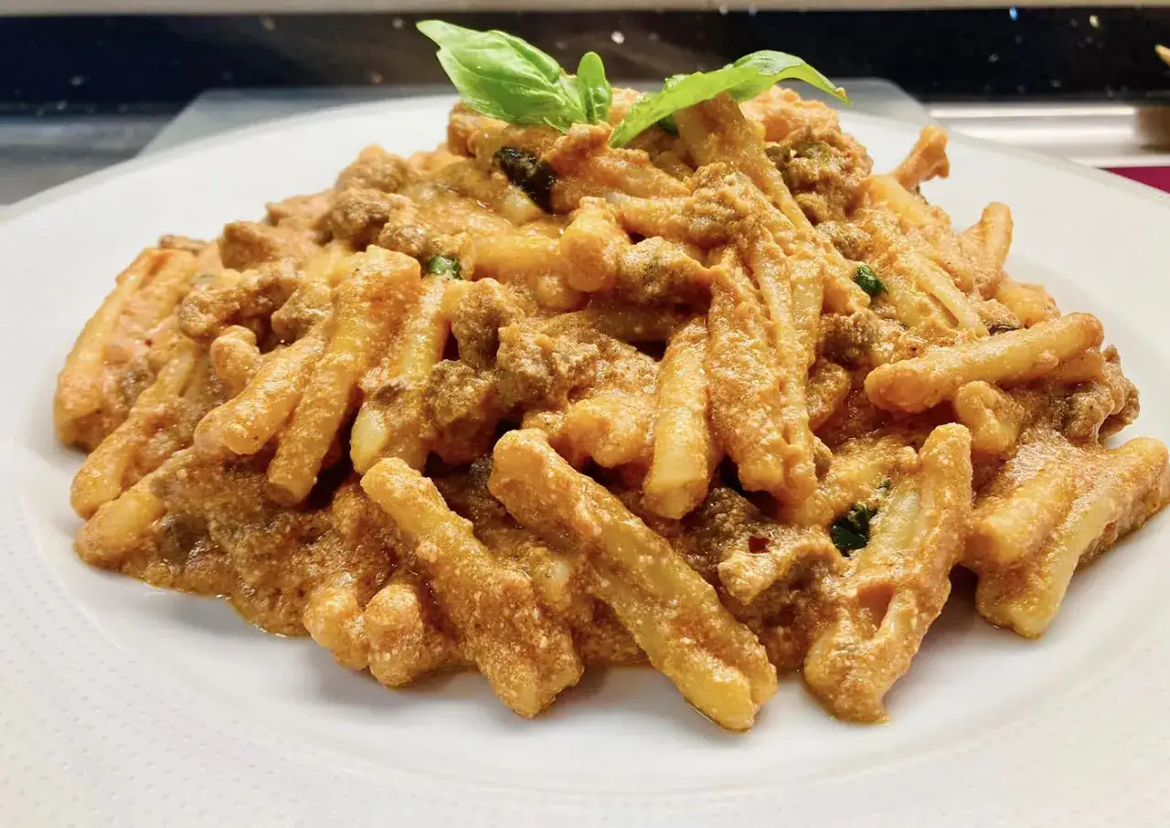 Un piatto invitante di pasta alla norcina cremosa, con salsiccia sbriciolata e un tocco di basilico fresco.