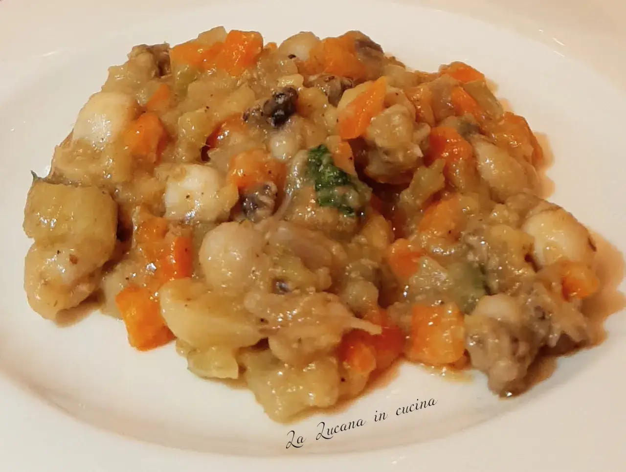 Deliziosi secondi di pesce con verdure miste, carote e patate, in una salsa saporita.