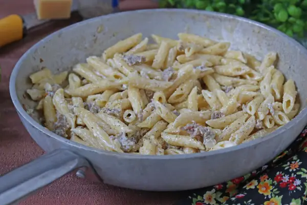 Penne cremose con salsiccia e pepe, un piatto di pasta alla norcina pronto per essere gustato.