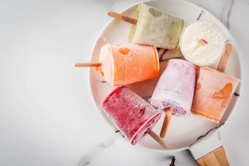 Variopinti ghiaccioli di frutta frullata senza zucchero, un'esplosione di gusto fresco e naturale.