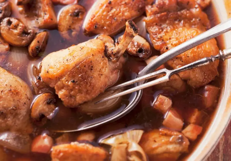 Succulento pollo alla birra con funghi e cipolle, pronto per essere servito.